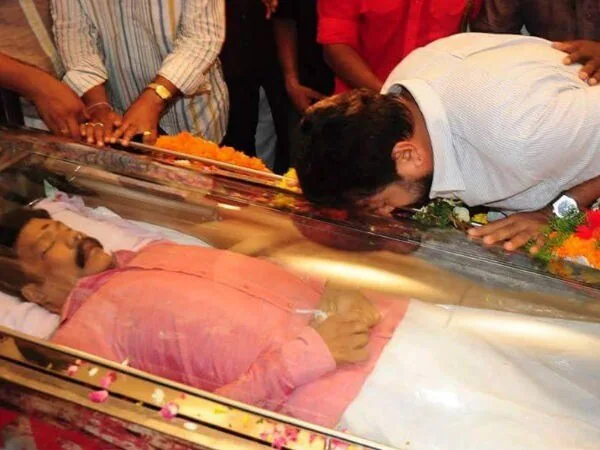 Kalabhavan Mani: 250 ಚಿತ್ರಗಳ ಸ್ಟಾರ್, ದಿನಕ್ಕೆ 13 ಬಾಟಲ್ ಮದ್ಯ ಖಾಲಿ ಮಾಡ್ತಿದ್ದ ಈ ನಟನ ದುರಂತ ಅಂತ್ಯ ಹೇಗಿತ್ತು ಗೊತ್ತಾ? - Image 6
