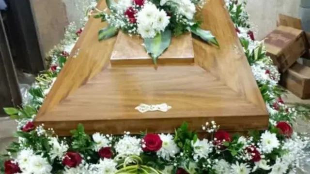 ಅಮ್ಮ ಜೀವಂತವಾಗಿರುವಾಗಲೇ ಶವಪೆಟ್ಟಿಗೆ ಖರೀದಿಸಿದ ಮಗ..!