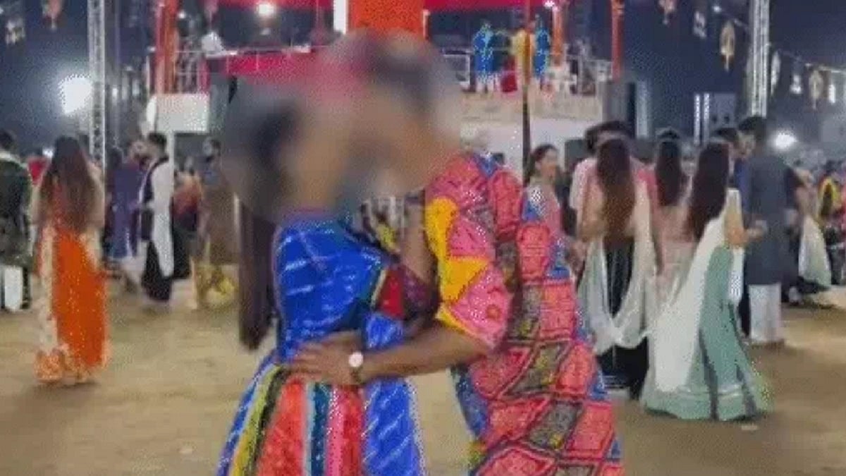 ಗರ್ಬಾ ಡ್ಯಾನ್ಸ್ ವೇಳೆ ಸರಸವಾಡಿದ ಜೋಡಿ