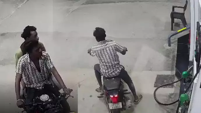 Viral Video: ಕರ್ನೂಲ್ ಬಸ್ ದುರಂತಕ್ಕೆ ಬಿಗ್ ಟ್ವಿಸ್ಟ್; ಅಪಘಾತಕ್ಕೆ ಕಾರಣವಾದ ಬೈಕ್ ಸವಾರನ ವಿಡಿಯೊ ವೈರಲ್