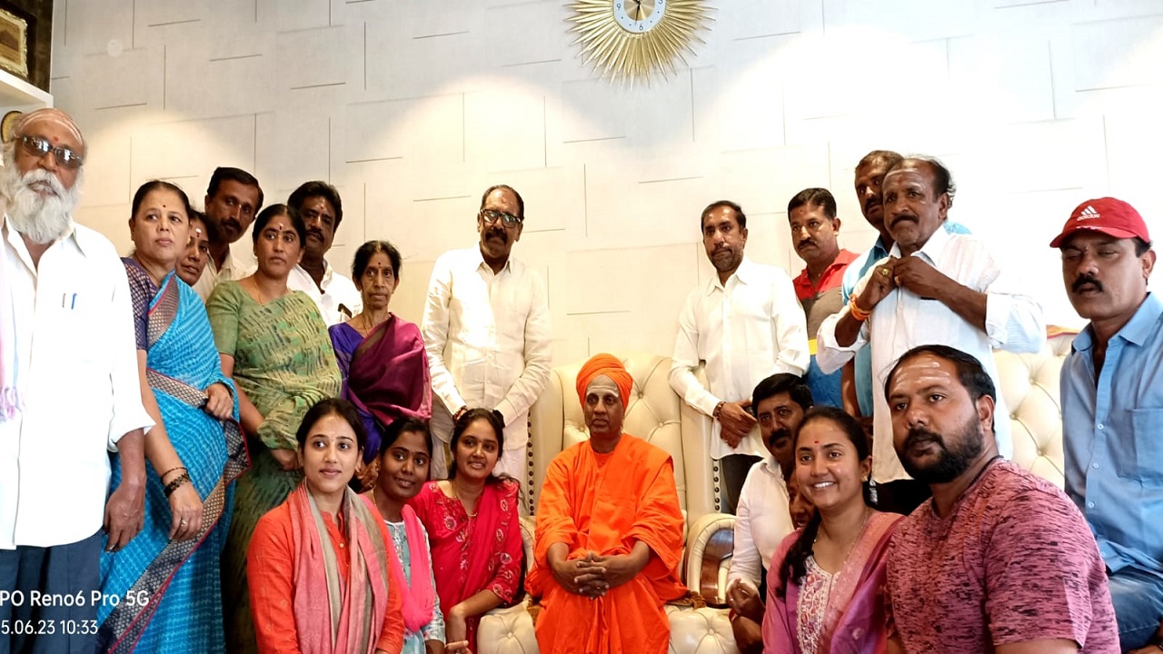 ಯಲುವಳ್ಳಿ ಎನ್ ರಮೇಶ್ ಮನೆಗೆ ಸಿದ್ದಗಂಗಾ ಶ್ರೀಗಳ ಭೇಟಿ