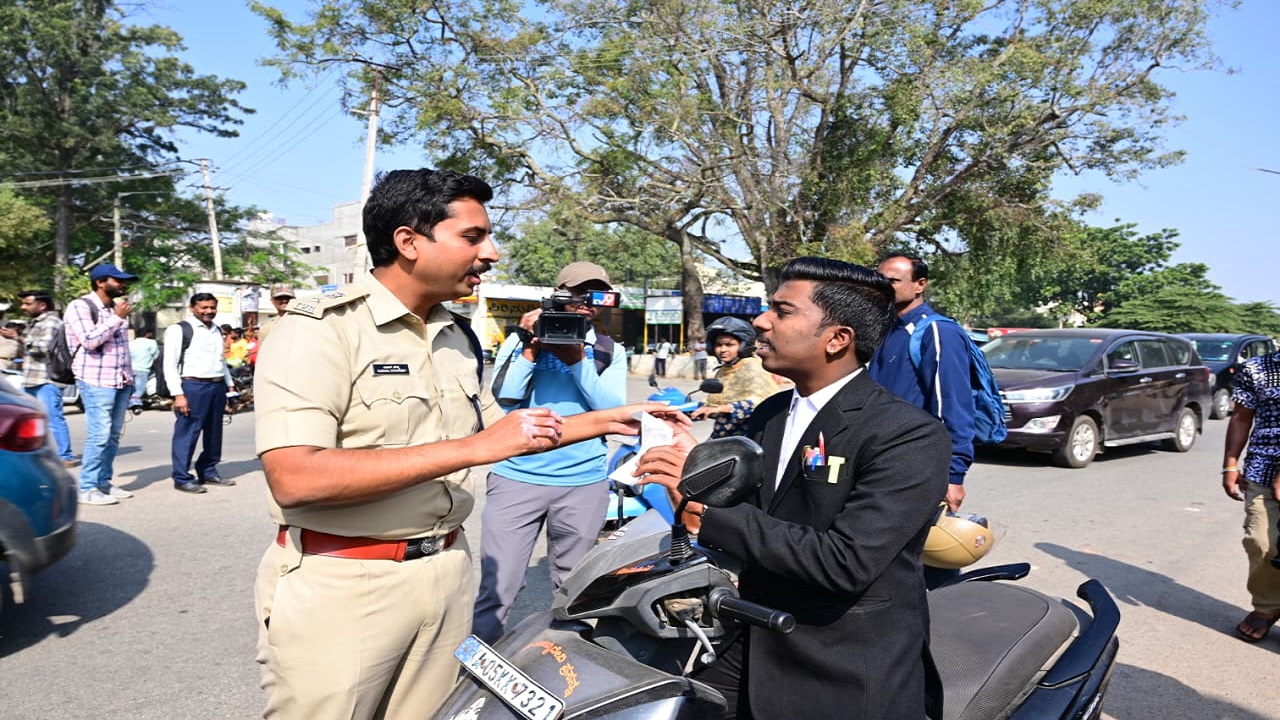 Chikkaballapur News: ಹೆಲ್ಮೆಟ್ ಕಡ್ಡಾಯ ಜಾರಿಯ ಬೆನ್ನಲ್ಲೇ ದಂಡ ವಸೂಲಿ ಜೋರು : ಹಾದಿ ಬೀದಿಯಲ್ಲಿ ತಲೆಯೆತ್ತಿದ ಹೆಲ್ಮೆಟ್ ಮಾರಾಟ ವ್ಯಾಪಾರ