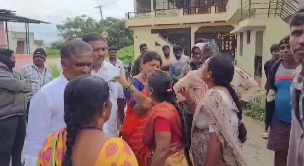 Chikkaballapur News: ಸರಕಾರಿ ಶಾಲಾವರಣ ಸ್ವಚ್ಛತೆ: ಗ್ರಾ.ಪಂ ಸದಸ್ಯ ಮತ್ತು ಮಹಿಳಾ ಸಂಘದ ಅಧ್ಯಕ್ಷೆ ನಡುವೆ ಜಗಳ