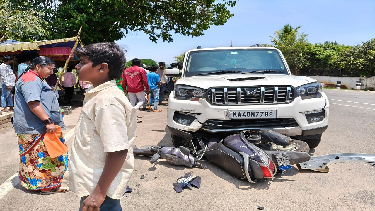 ಜಿಲ್ಲಾಧಿಕಾರಿ ಕಛೇರಿ ಮುಂದೆ ಭೀಕರ ಅಪಘಾತ