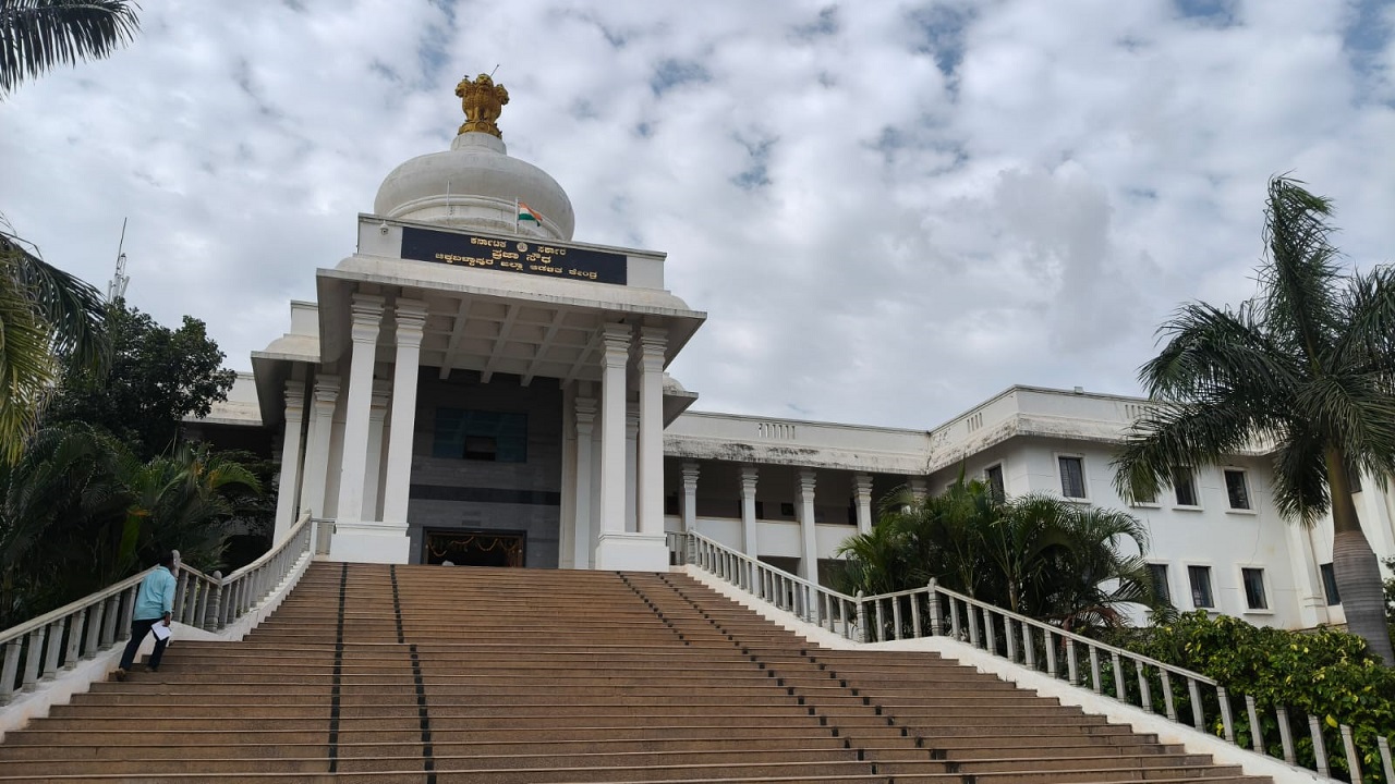 ಗರಿ ಬಿಚ್ಚಿ ನಲಿಯಬೇಕಿದೆ ಮತ್ತಷ್ಟು ಸಾವಿರ ಕಣ್ಣುಗಳು