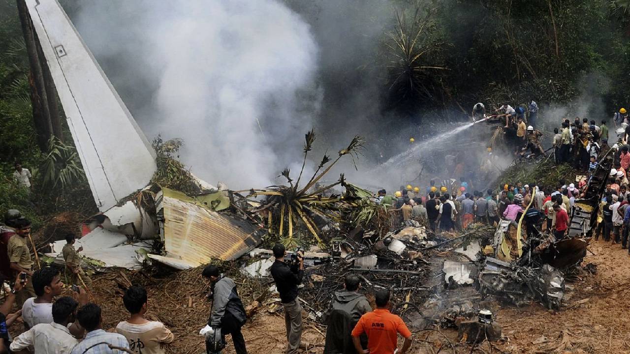 India’s Deadliest Plane Crashes: ಭಾರತ ಇತಿಹಾಸದಲ್ಲಿ ದಾಖಲಾದ ಅತಿ ದೊಡ್ಡ ವಿಮಾನ ದುರಂತಗಳಿವು - Image 2