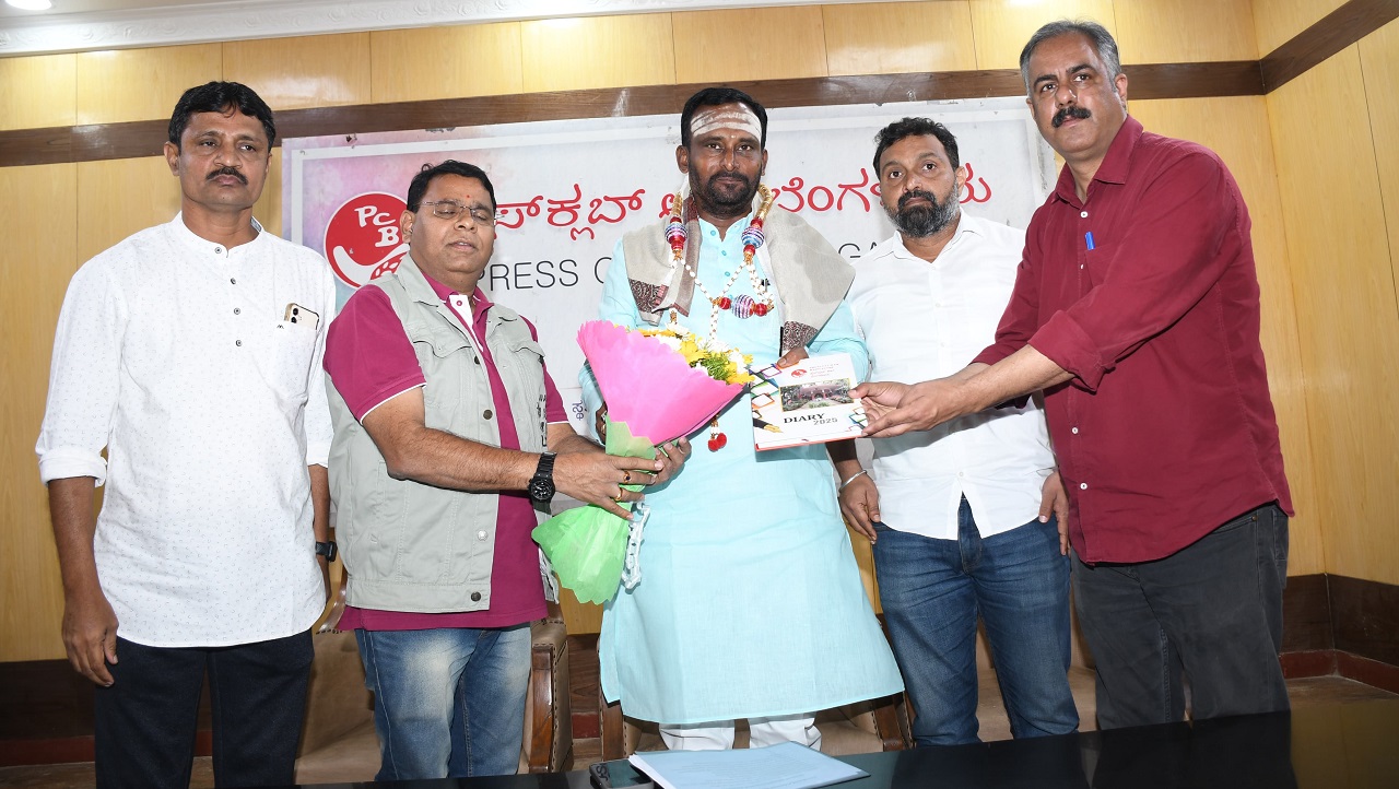 ಕೆಲವು ಖಾವಿಧಾರಿಗಳು ಸಮಾಜದ ದಾರಿ ತಪ್ಪಿಸುತ್ತಿದ್ದಾರೆ