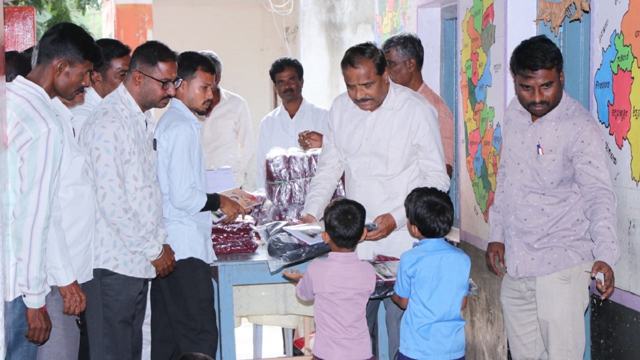 ವಿದ್ಯಾರ್ಥಿಗಳು ವಿದ್ಯೆಯ ಜೊತೆ ಸಂಸ್ಕಾರವನ್ನೂ ಕಲಿಯಬೇಕು
