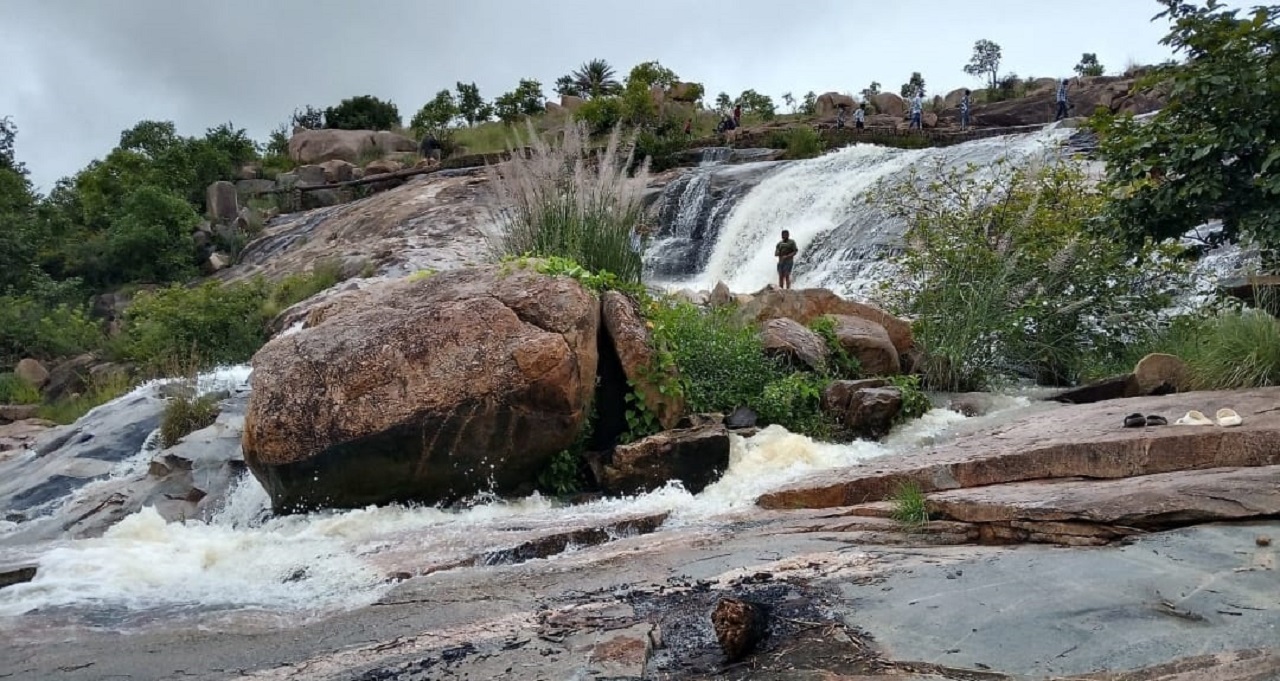ಬಾಗೇಪಲ್ಲಿಯಲ್ಲಿ ಧುಮ್ಮಿಕ್ಕುತ್ತಿರುವ ಜಡಮಡಗು ಜಲಪಾತ