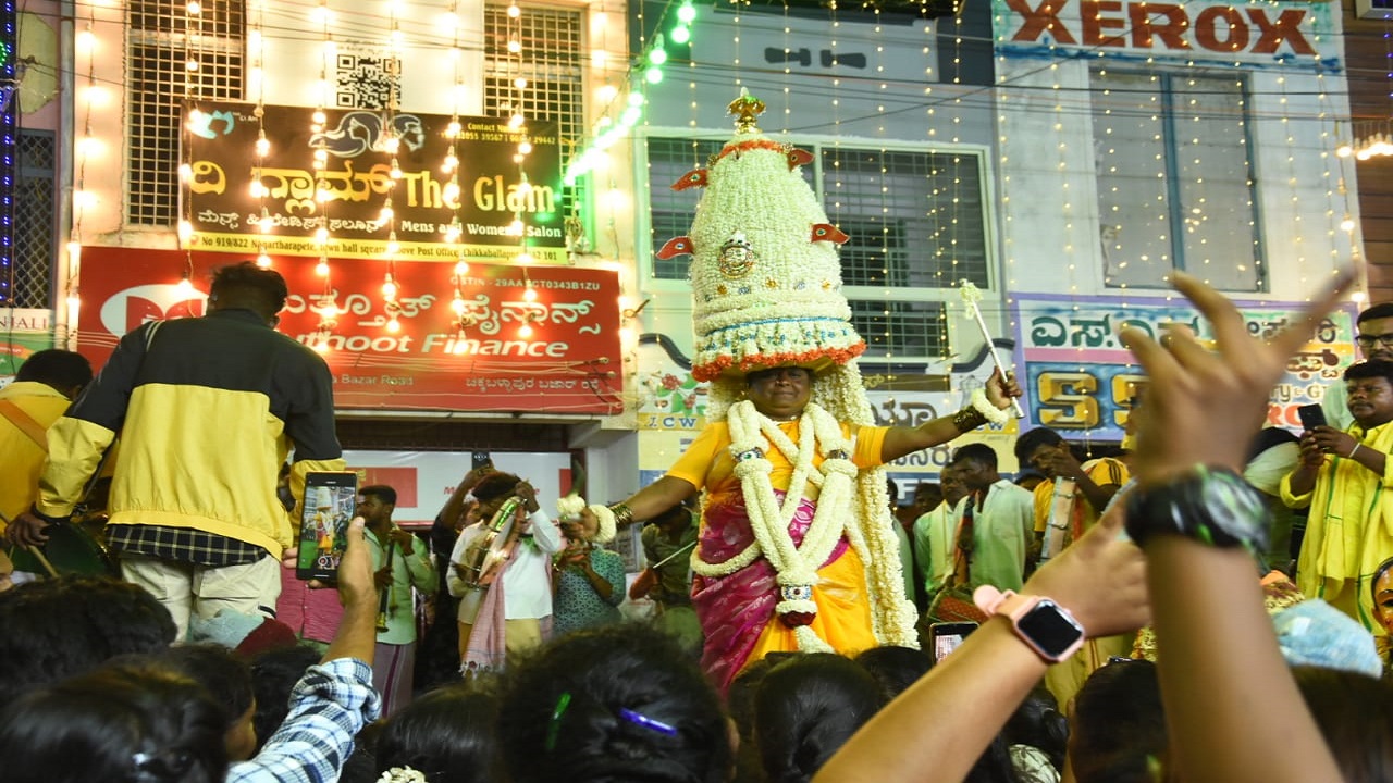 ನಗರದಲ್ಲಿ ಅದ್ಧೂರಿಯಾಗಿ ನಡೆದ ದ್ರೌಪದಮ್ಮನ 64ನೇ ಹೂವಿನಕರಗ ಮಹೋತ್ಸವ