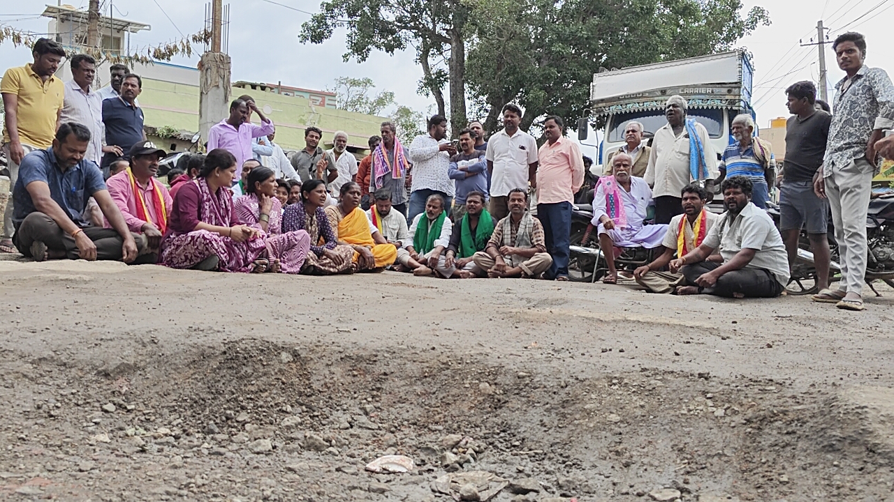 ರಸ್ತೆಗಾಗಿ ಬೀದಿಗಿಳಿದ ಜನತೆ : ಮುಷ್ಟೂರು ಗ್ರಾಮದಲ್ಲಿ ಅಹೋರಾತ್ರಿ ಧರಣಿ