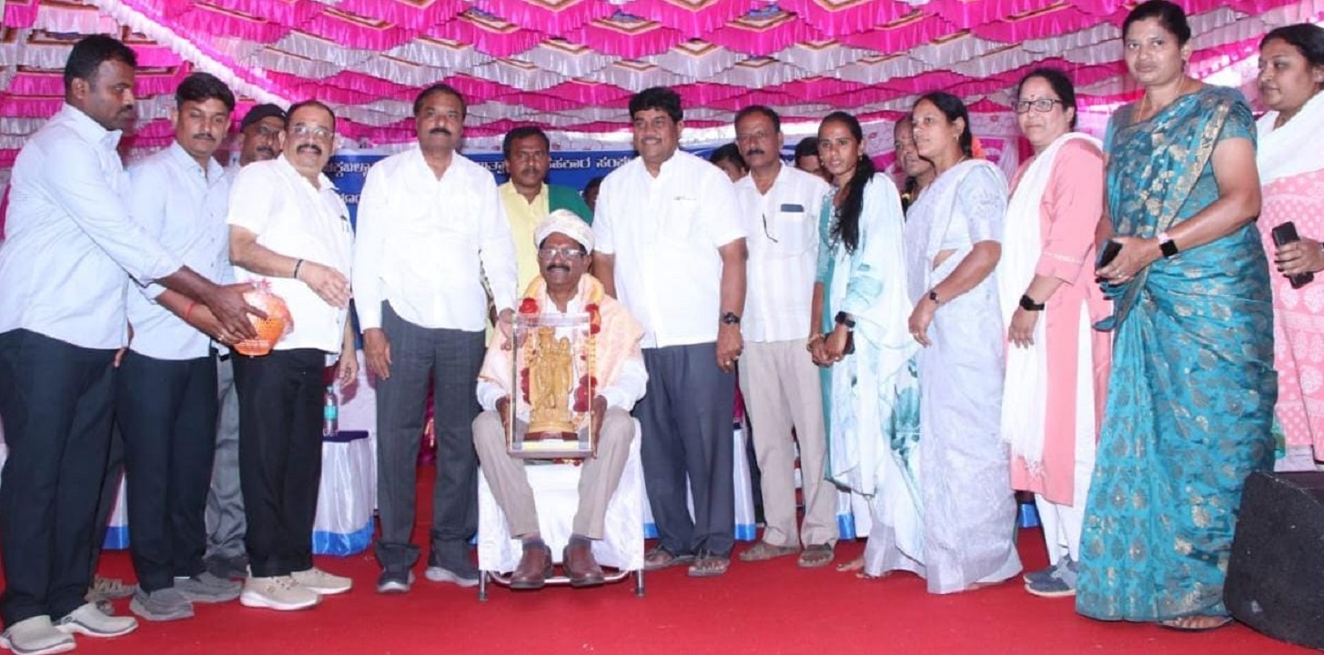 ರೈತರು ಕೃಷಿಯ ಜೊತೆಗೆ ಹೈನು ಗಾರಿಕೆಯನ್ನು ಮೈಗೂಡಿಸಿಕೊಂಡರೆ ಮಾತ್ರ ಆರ್ಥಿಕವಾಗಿ ಅಭಿವೃದ್ಧಿ ಹೊಂದಲು ಸಾಧ್ಯ