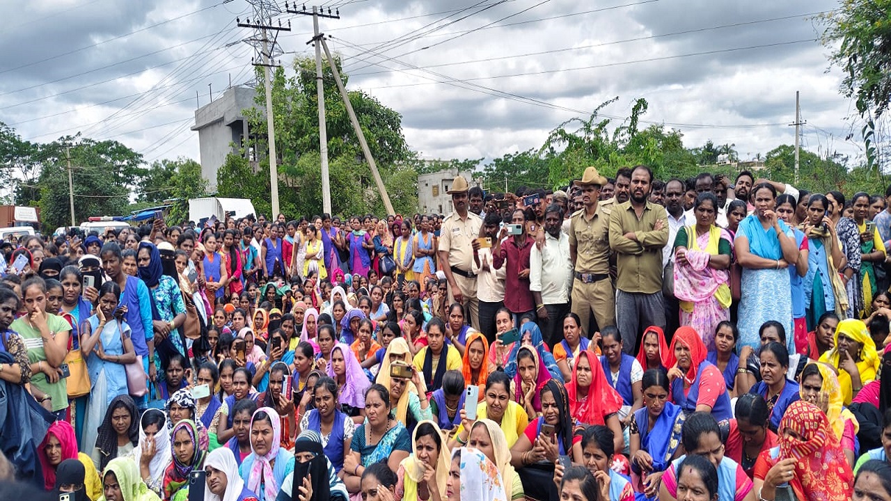 ಎರಡನೇ ದಿನಕ್ಕೆಕಾರ್ಖಾನೆ ಕಾರ್ಮಿಕರ ಮುಷ್ಕರ : ತಹಸೀಲ್ದಾರ್ ಭೇಟಿ