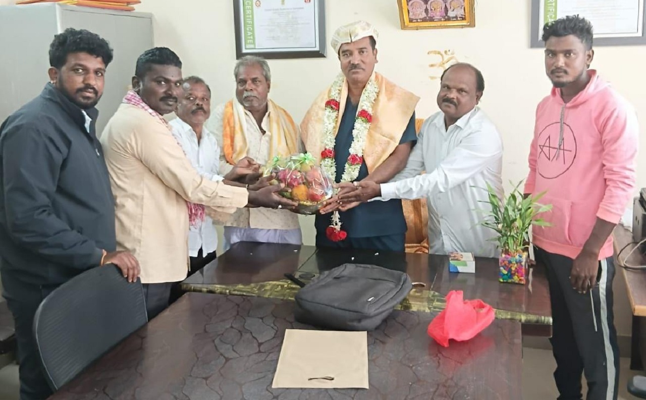 ತಾಲೂಕು ಆರೋಗ್ಯ ಅಧಿಕಾರಿಗೆ ಸನ್ಮಾನಿಸಿದ ಭೋವಿ ಸಮಾಜ