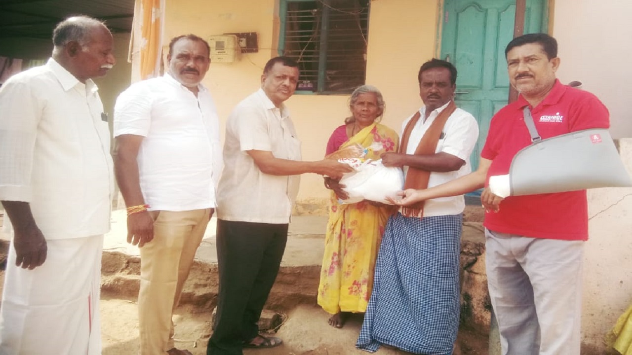 ಬಡ ಮುಸ್ಲಿಂ ಕುಟುಂಬ ಗಳಿಗೆ ಉಚಿತವಾಗಿ ದಿನಸಿ ಕಿಟ್‌ಗಳ ವಿತರಣೆ