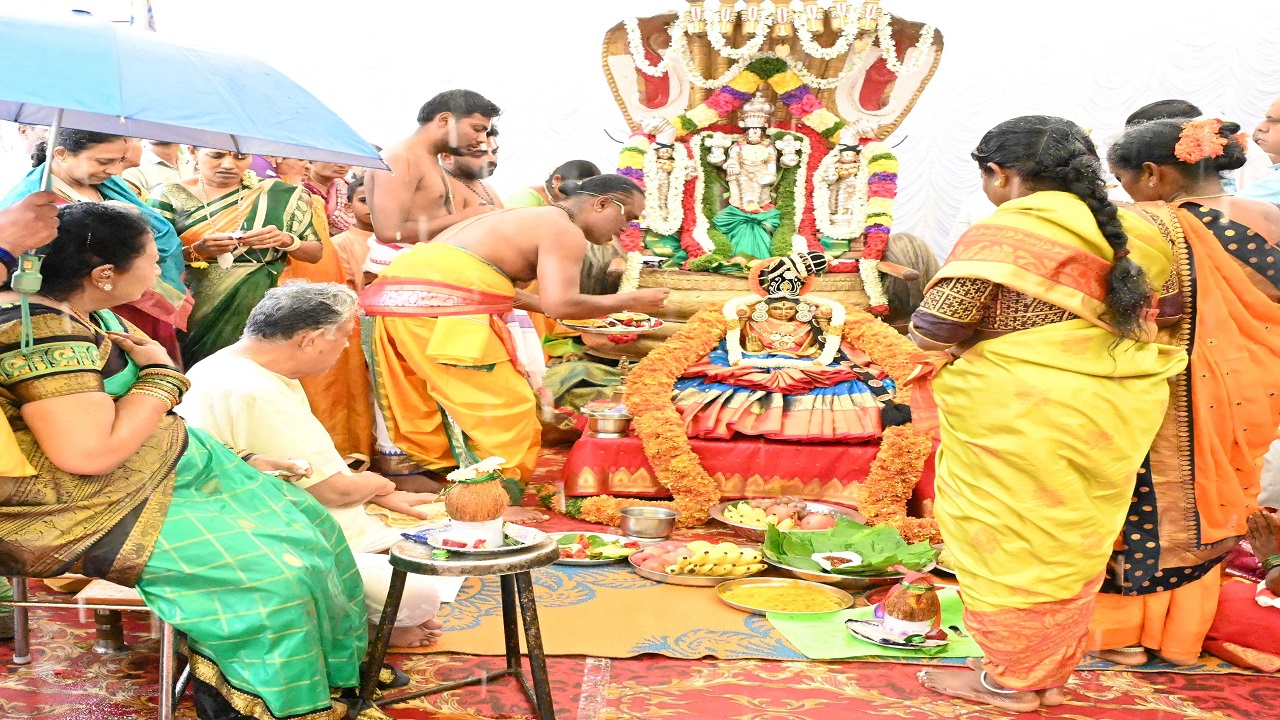 Varamahalakshmi Pooja: ಆಲಂಬಗಿರಿಯಲ್ಲಿ ಸಾಮೂಹಿಕ ವರಮಹಾಲಕ್ಷ್ಮೀ ಪೂಜೆ
