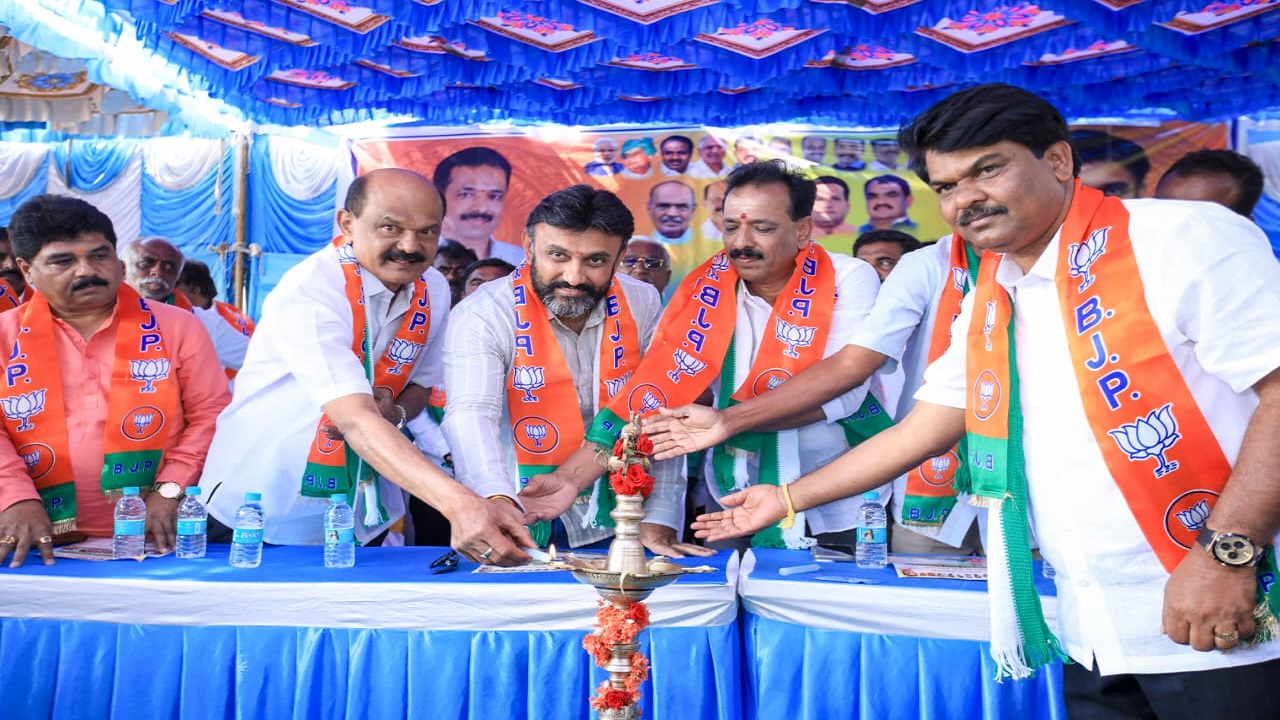 ಜನರ ಹಿತ ಕಾಯುವುದರ ಬದಲಿಗೆ ಸಿಎಂ ಸ್ಥಾನದ ಕುರ್ಚಿಗಾಗಿ ಕಾದಾಟ