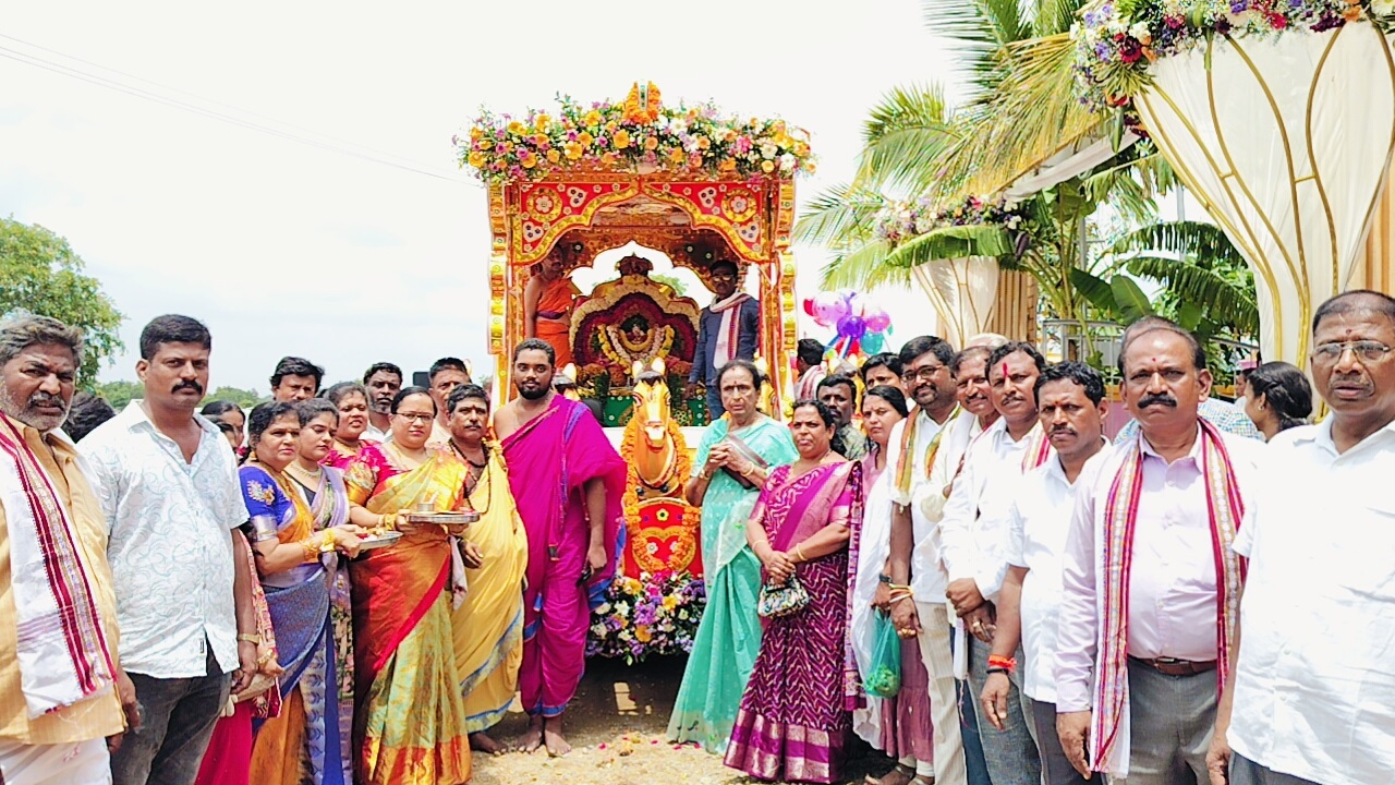 Chikkaballapur News: ರಾಜಲಕ್ಷ್ಮೀ ದೇವಸ್ಥಾನಕ್ಕೆ ಹರಿದು ಬಂದ ಭಕ್ತ ಸಾಗರ