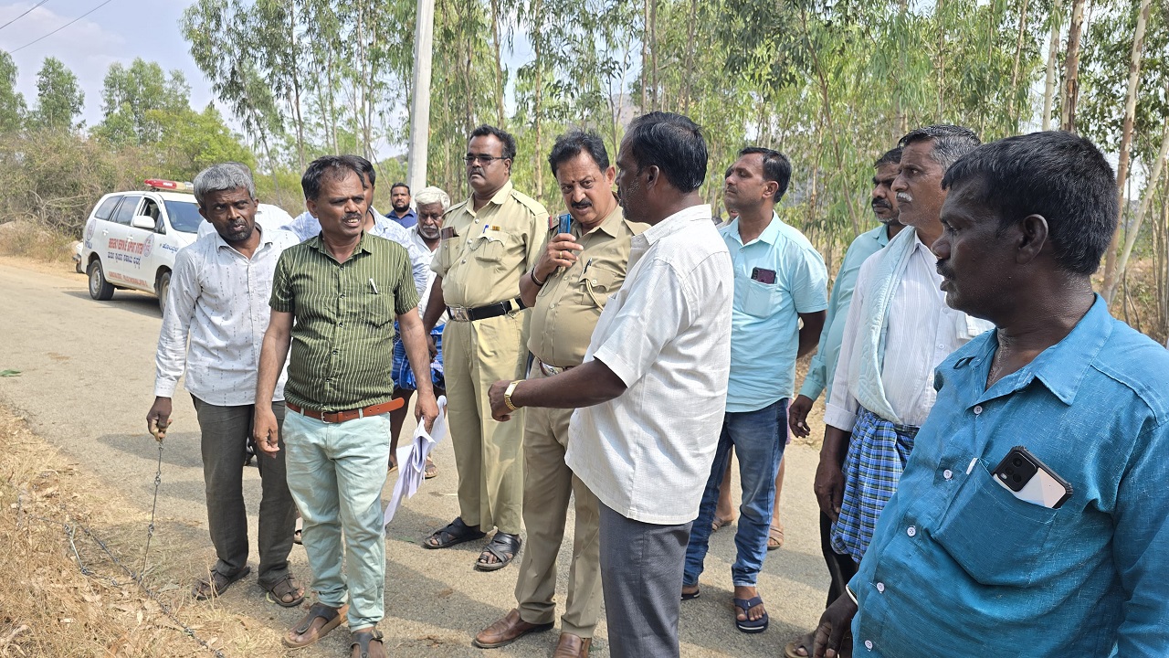 Chikkaballapur News: ಓಣಿ ತೆರವು ಗೊಳಿಸುವ ವಿಚಾರಕ್ಕೆ ರೈತರ ಹಾಗೂ ಅಧಿಕಾರಿಗಳ ಮಧ್ಯೆ ಜಟಾಪಟಿ