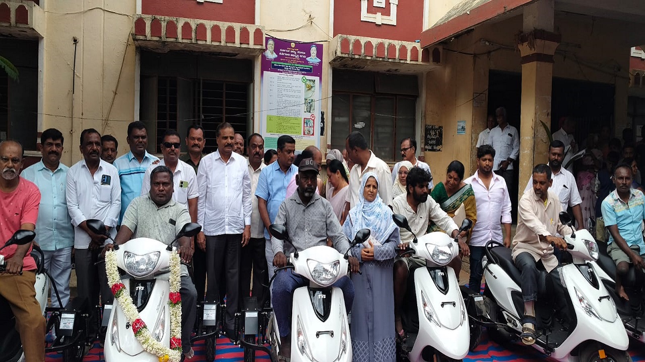 Chikkaballapur News: ನಗರಸಭೆ ವತಿಯಿಂದ ಸವಲತ್ತುಗಳ ವಿತರಣೆ ಮಾಡಿದ ಶಾಸಕ ಪುಟ್ಟಸ್ವಾಮಿಗೌಡ