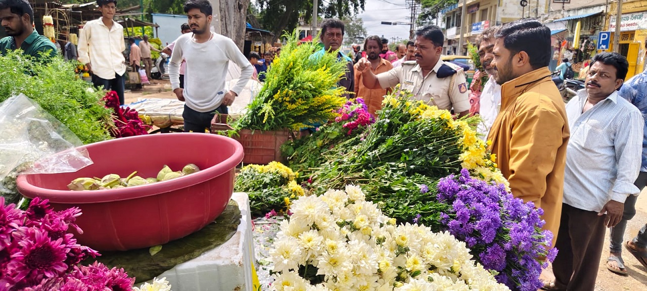 ಗಗನ ಮುಖಿಯಾದ ಹೂ, ಹಣ್ಣು-ಹಂಪಲು ಕಾಯಿ ಕಸ್ತೂರಿ ಬೆಲೆ