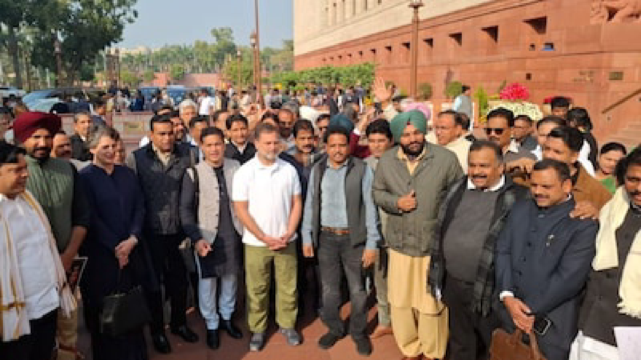 ಲೋಕಸಭೆಯಿಂದ 8  ವಿಪಕ್ಷ ಸಂಸದರ ಅಮಾನತು