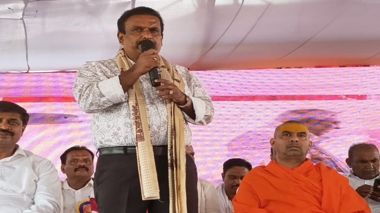 Chikkaballapur News: ಹಾಲುಮತ ಸಮುದಾಯದ ಮಕ್ಕಳು ವಿದ್ಯಾಭ್ಯಾಸಕ್ಕೆ ಒತ್ತು ನೀಡಿದರೆ ಜಗತ್ತನ್ನು ಬೆಳಗುವರು : ಸಿದ್ಧರಾಮಾನಂದಪುರಿ ಸ್ವಾಮೀಜಿ