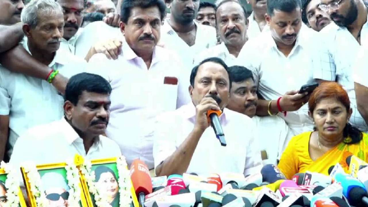 ಉಚ್ಚಾಟಿತರನ್ನು ಪಕ್ಷಕ್ಕೆ ಸೇರಿಸಿ ಎಂದವರೇ ವಜಾ !