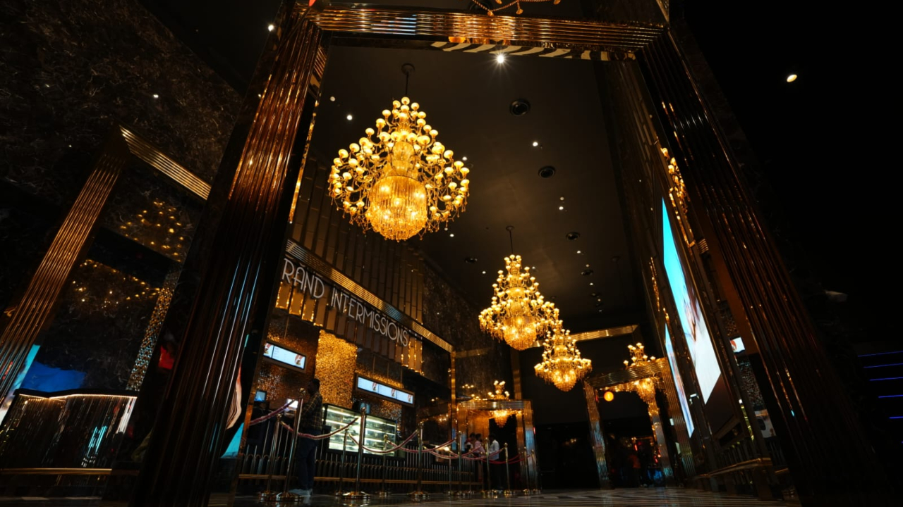 ಬೆಂಗಳೂರಿನ ಕಪಾಲಿ ಟಾಕೀಸ್‌ ಜಾಗದಲ್ಲಿ ತಲೆ ಎತ್ತಿದ ಮಹೇಶ್‌ ಬಾಬು ಒಡೆತನದ AMB ಸಿನಿಮಾಸ್;‌ ಮೊದಲ ದಿನ ಯಾವ ಭಾಷೆಯ ಸಿನಿಮಾಗಳಿಗೆ ಜಾಸ್ತಿ ಶೋ? - Image 8