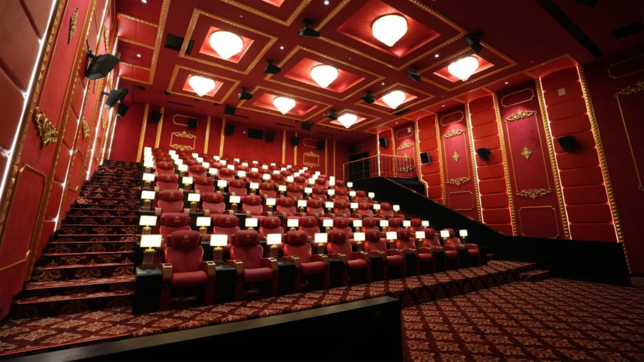 ಬೆಂಗಳೂರಿನ ಕಪಾಲಿ ಟಾಕೀಸ್‌ ಜಾಗದಲ್ಲಿ ತಲೆ ಎತ್ತಿದ ಮಹೇಶ್‌ ಬಾಬು ಒಡೆತನದ AMB ಸಿನಿಮಾಸ್;‌ ಮೊದಲ ದಿನ ಯಾವ ಭಾಷೆಯ ಸಿನಿಮಾಗಳಿಗೆ ಜಾಸ್ತಿ ಶೋ? - Image 1