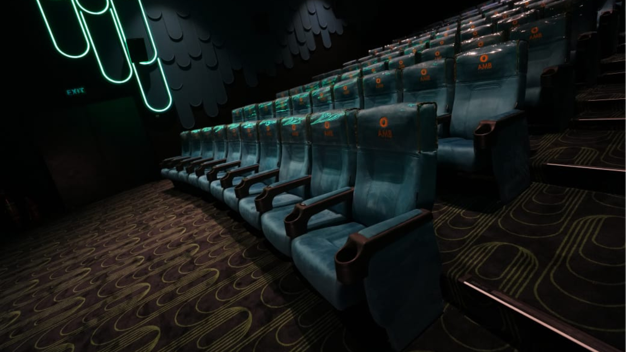 ಬೆಂಗಳೂರಿನ ಕಪಾಲಿ ಟಾಕೀಸ್‌ ಜಾಗದಲ್ಲಿ ತಲೆ ಎತ್ತಿದ ಮಹೇಶ್‌ ಬಾಬು ಒಡೆತನದ AMB ಸಿನಿಮಾಸ್;‌ ಮೊದಲ ದಿನ ಯಾವ ಭಾಷೆಯ ಸಿನಿಮಾಗಳಿಗೆ ಜಾಸ್ತಿ ಶೋ? - Image 4