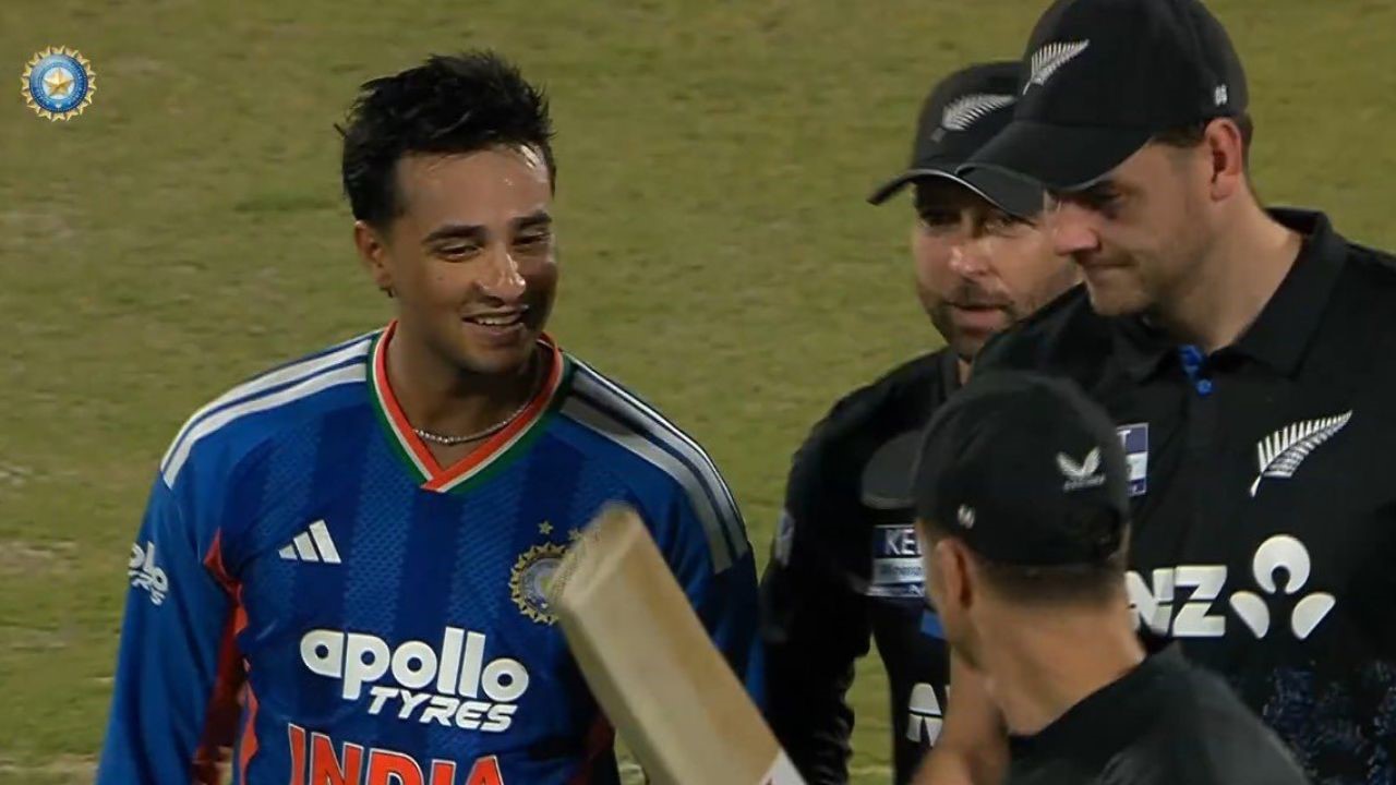 ಅಭಿಷೇಕ್‌ ಶರ್ಮಾರ ಬ್ಯಾಟ್‌ ಪರಿಶೀಲಿಸಿದ ಕಿವೀಸ್‌ ಆಟಗಾರರು!