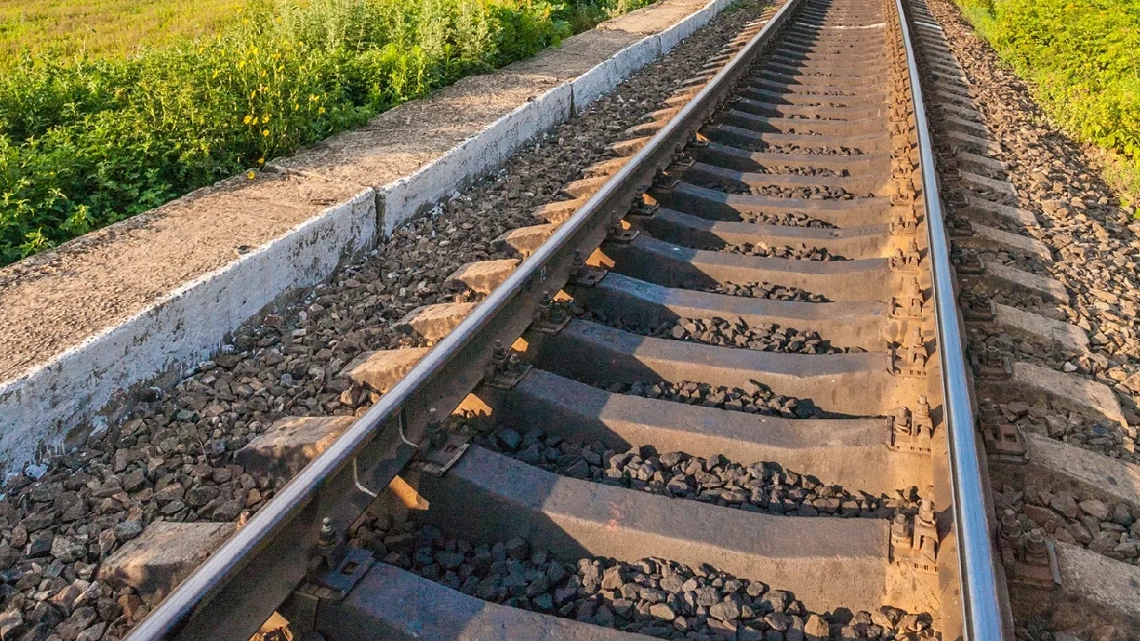 Viral Video: ರೈಲ್ವೆ ಹಳಿ ಮೇಲೆ ಉರುಳಿದ ಟ್ರಕ್‌;  ತಪ್ಪಿದ ಭಾರೀ ಅನಾಹುತ, ವಿಡಿಯೋ ನೋಡಿ