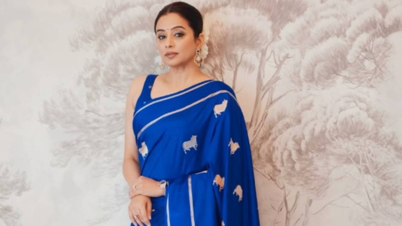 Star Saree Fashion 2025: ನೀಲಿ ಸಿಲ್ಕ್‌ ಸೀರೆಯಲ್ಲಿ ಪ್ರಿಯಾಮಣಿಯಂತೆ ಕಾಣಿಸಲು ಇಲ್ಲಿವೆ 5 ಟಿಪ್ಸ್ - Image 5