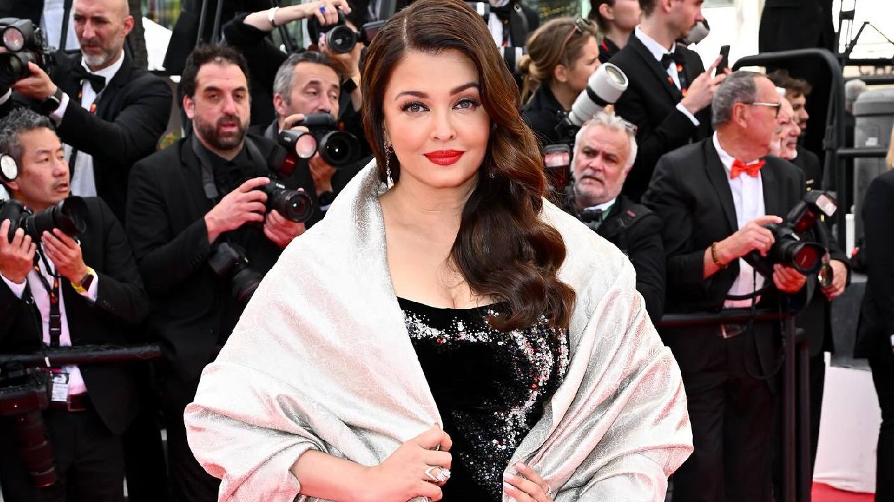Aishwarya Rai: ಕಾನ್ಸ್ ಫೆಸ್ಟಿವಲ್ನಲ್ಲಿ ಐಶ್ವರ್ಯ ರೈ ಮತ್ತೊಂದು ಲುಕ್ಗೆ ನೆಟ್ಟಿಗರು ಫಿದಾ..! - Image 1