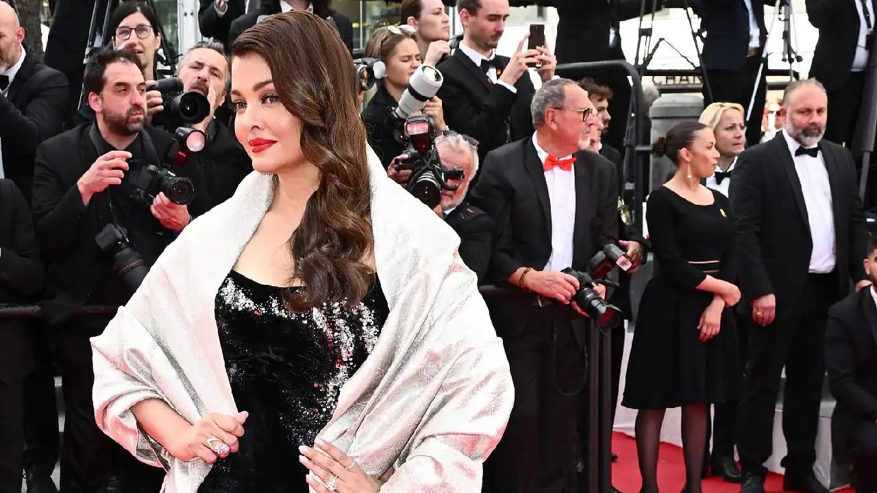 Aishwarya Rai: ಕಾನ್ಸ್ ಫೆಸ್ಟಿವಲ್ನಲ್ಲಿ ಐಶ್ವರ್ಯ ರೈ ಮತ್ತೊಂದು ಲುಕ್ಗೆ ನೆಟ್ಟಿಗರು ಫಿದಾ..! - Image 4