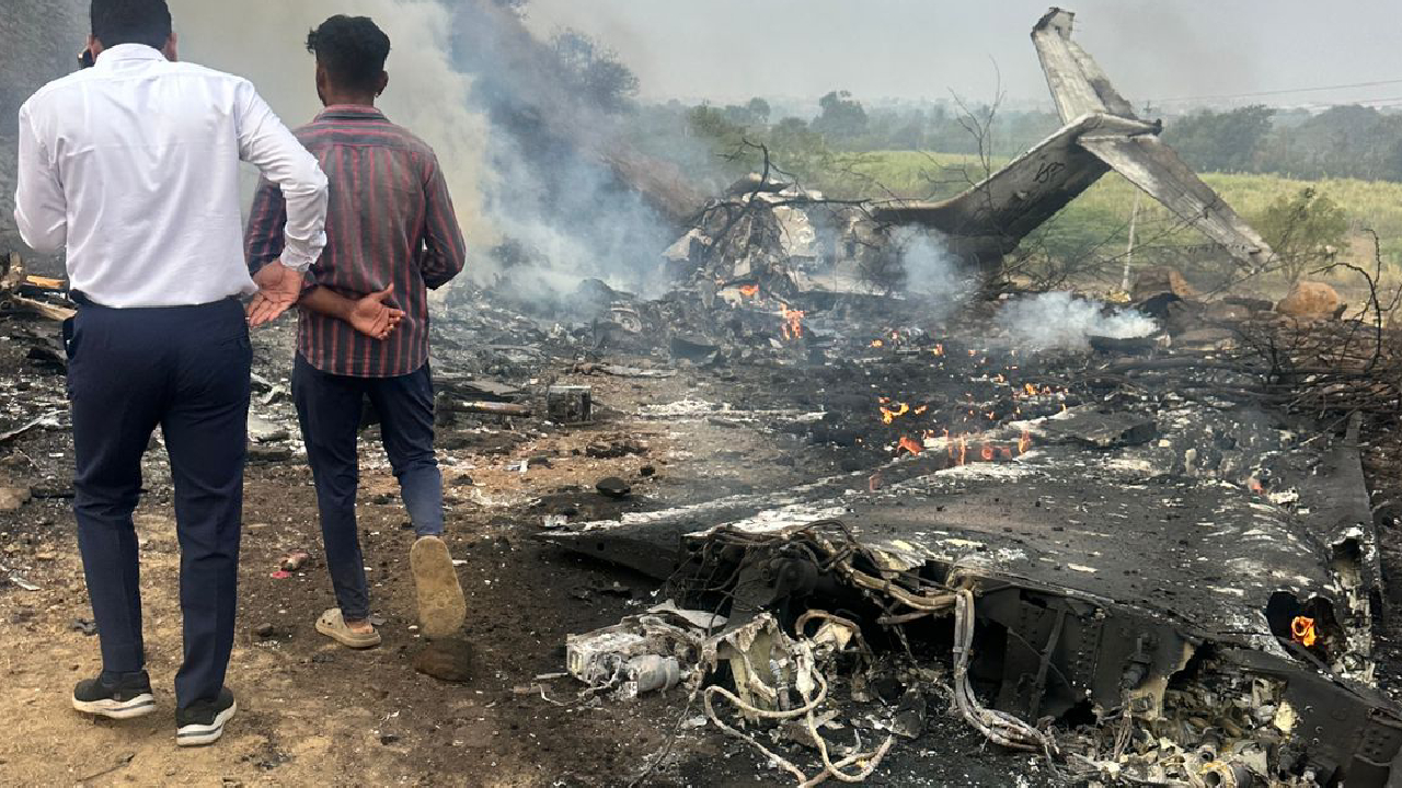 ದುರಂತ ಅಂತ್ಯ ಕಂಡ "ಮಹಾ" ರಾಜಕೀಯ ಚಾಣಕ್ಯ; ವಿಮಾನ ಅಪಘಾತದ ಫೋಟೋಗಳು ಮನಕಲಕುವಂತಿದೆ - Image 1