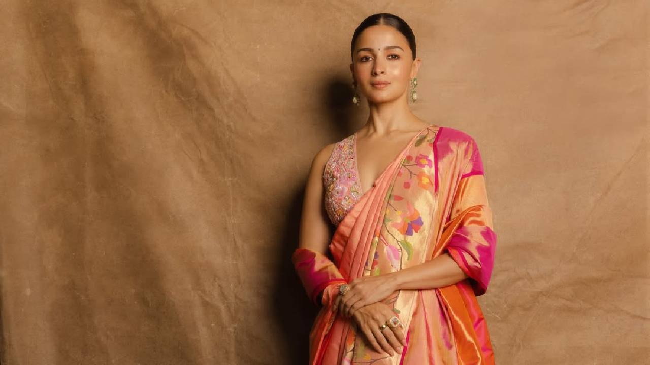 Bollywood Stars: ಕೈಮಗ್ಗದ ಸೀರೆಯಲ್ಲಿ ಮಿಂಚಿದ ಬಾಲಿವುಡ್ ತಾರೆಯರ ಕ್ಯೂಟ್ ಫೋಟೋಶೂಟ್ ಇಲ್ಲಿದೆ! - Image 3