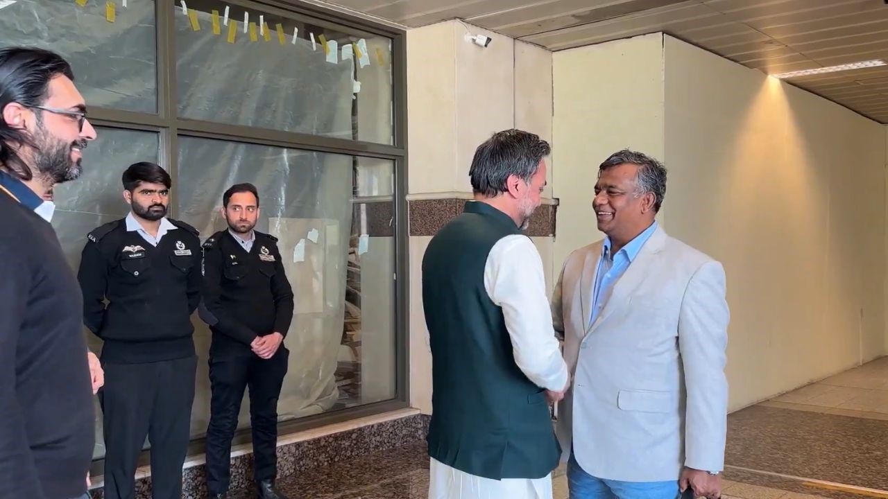 ಮಧ್ಯರಾತ್ರಿ ಲಾಹೋರ್‌ಗೆ ತೆರಳಿದ್ದ ಬಿಸಿಬಿ ಚೀಫ್‌ ಅಮಿನುಲ್‌ ಇಸ್ಲಾಮ್!