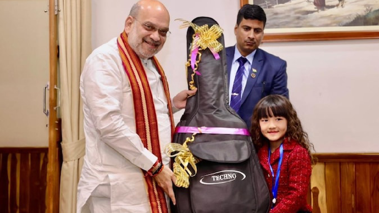7 ವರ್ಷದ ವಂಡರ್ಕಿಡ್ಗೆ ಗಿಟಾರ್ ಗಿಫ್ಟ್ ನೀಡಿದ ಅಮಿತ್ ಶಾ