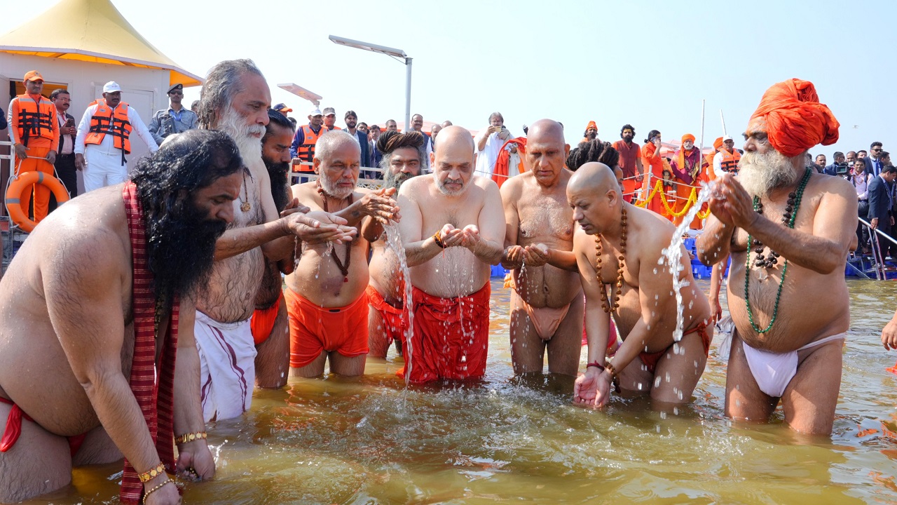 Maha Kumbh: ಸಂಗಮದಲ್ಲಿ ಪುಣ್ಯಸ್ನಾನ ಮಾಡಿದ ಕೇಂದ್ರ ಗೃಹ ಸಚಿವ ಅಮಿತ್‌ ಶಾ! ವಿಡಿಯೊ
