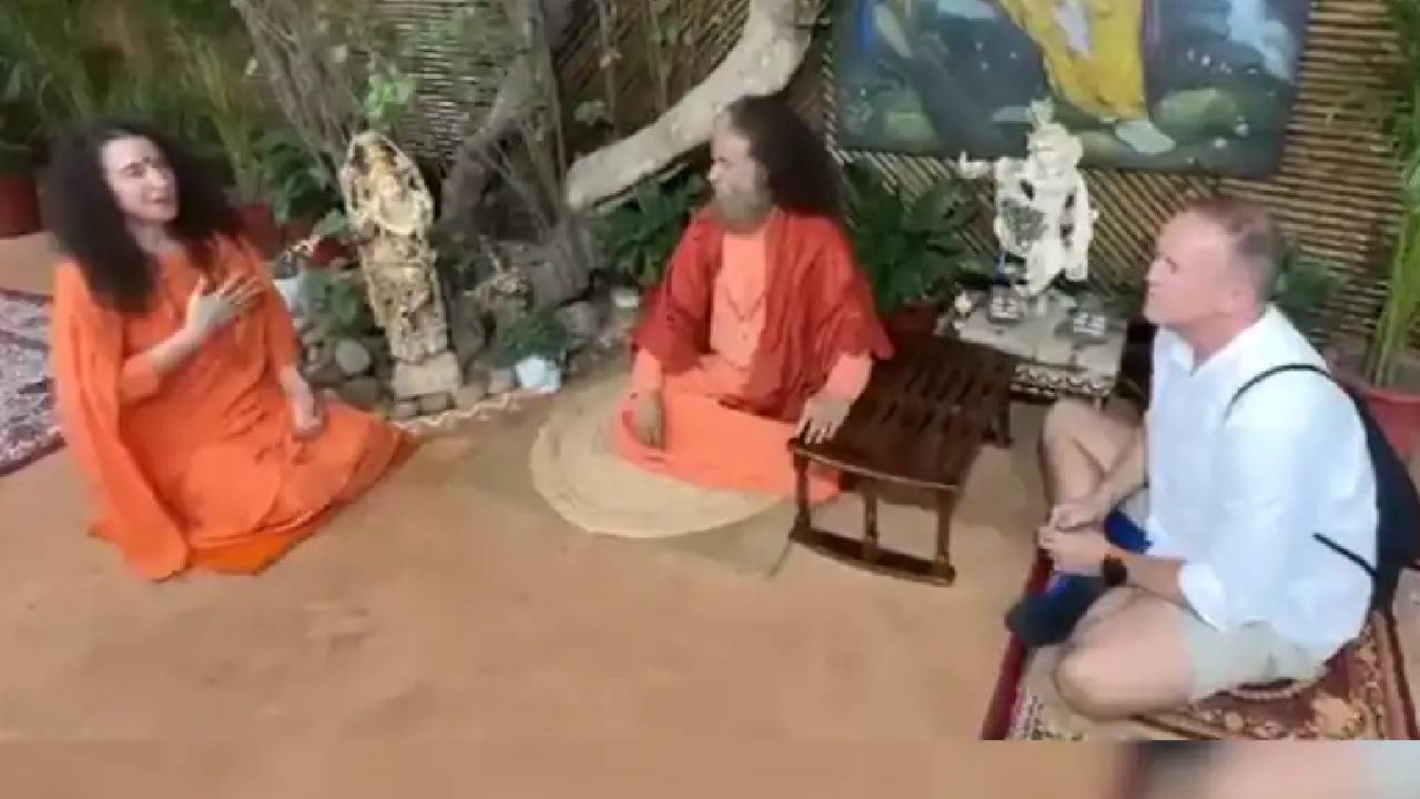 ಸ್ವಾಮಿ ಚಿದಾನಂದ ಸರಸ್ವತಿ ಭೇಟಿಯಾದ ಆರ್ಸಿಬಿ ಕೋಚ್