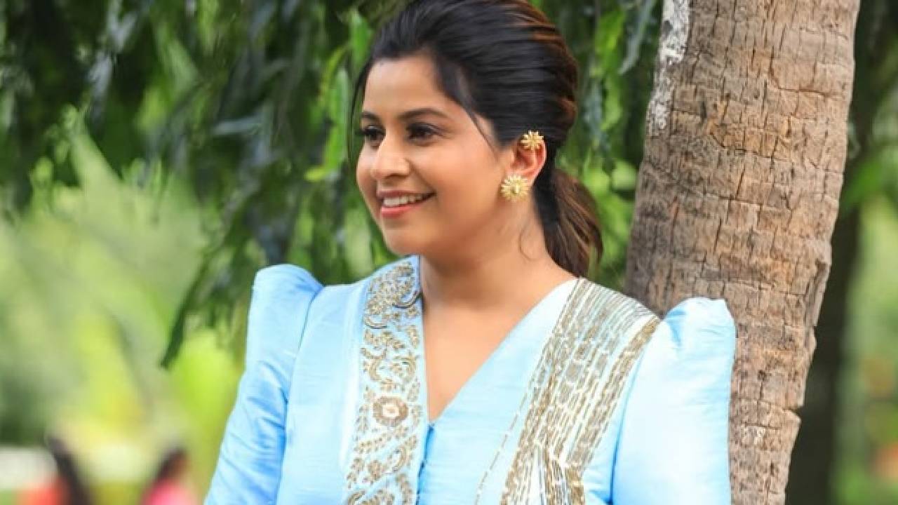 Anchor Anushree: ಇಂಡೋ-ವೆಸ್ಟರ್ನ್‌ ಡಿಸೈನರ್‌ ಸ್ಕ‌ರ್ಟ್‌ನಲ್ಲಿ ವಿಂಟರ್‌ ಫ್ಯಾಷನ್‌ಗೆ ಸೈ ಎಂದ ಅನುಶ್ರೀ - Image 1