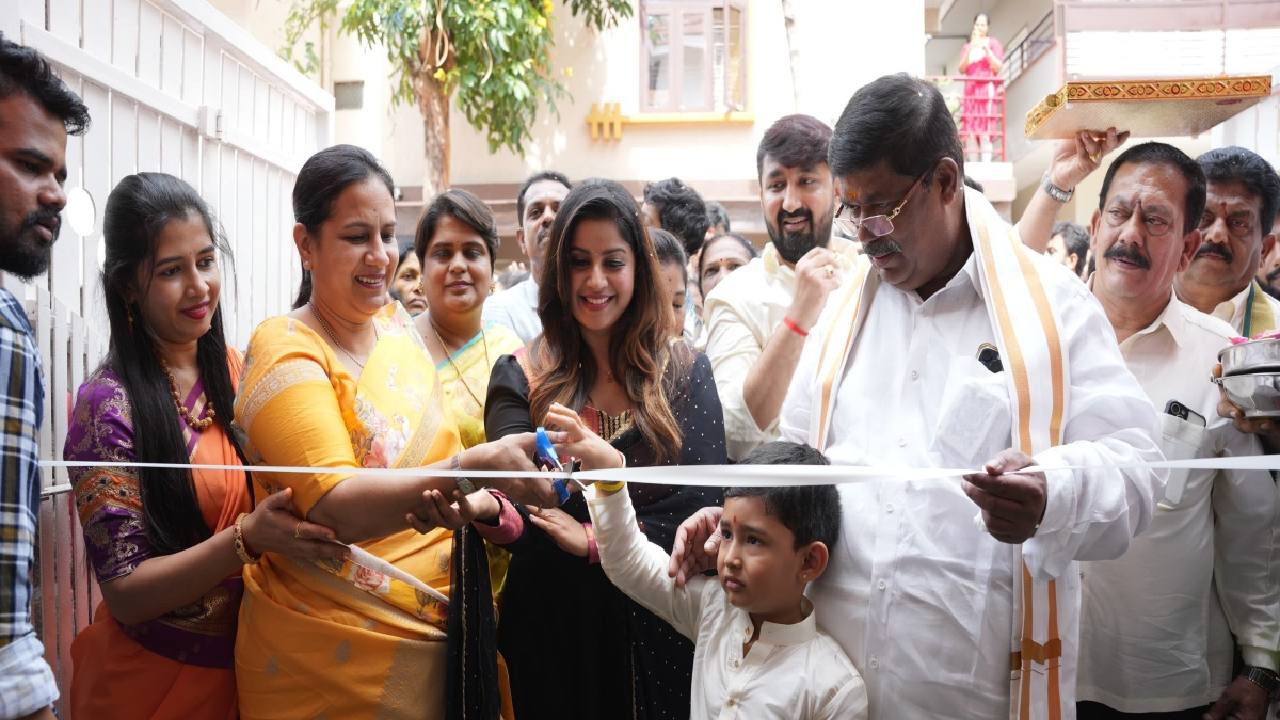 Ashwini puneeth: ರಾಜಾಜಿನಗರದಲ್ಲಿ ಜೂನಿಯರ್ ಟೋಸ್ ಶುಭಾರಂಭ; ಅಶ್ವಿನಿ ಪುನೀತ್ ಕನಸಿಗೆ ಶಾಸಕ ಗೋಪಾಲಯ್ಯ-ಅನುಶ್ರೀ ಸಾಥ್ - Image 5