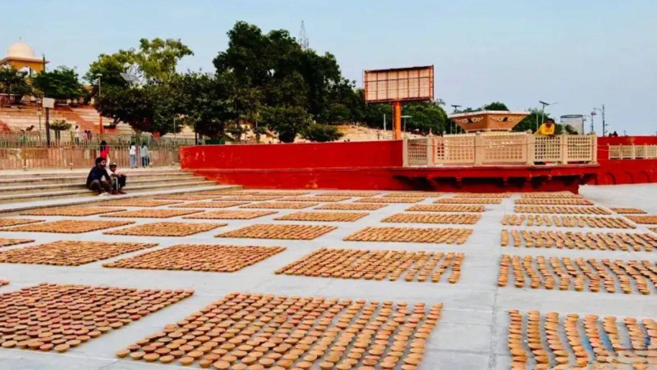 Ayodhya Deepotsav 2025: ಅಯೋಧ್ಯೆಯ ಪವಿತ್ರ ಮಣ್ಣಿನಲ್ಲಿ, ಸರಯೂ ನದಿ ದಡದಲ್ಲಿ ಬೆಳಗಲಿವೆ 26 ಲಕ್ಷ ಹಣತೆಗಳು; ಯೋಗಿ ಸರ್ಕಾರದಿಂದ ಸಕಲ ಸಿದ್ಧತೆ - Image 2
