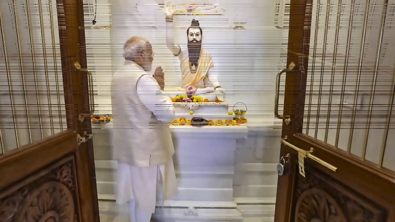 Ayodhya Ram Mandir: ರಾಮಮಂದಿರದಲ್ಲಿ ಧರ್ಮ ಧ್ವಜಾರೋಹಣ- ಐತಿಹಾಸಿಕ ಕ್ಷಣದ ಫೋಟೋಗಳು ಇಲ್ಲಿವೆ! - Image 4