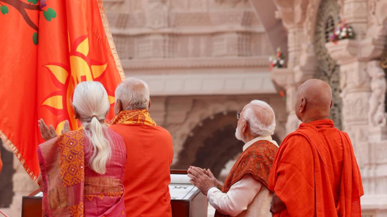 Ayodhya Ram Mandir: ರಾಮಮಂದಿರದಲ್ಲಿ ಧರ್ಮ ಧ್ವಜಾರೋಹಣ- ಐತಿಹಾಸಿಕ ಕ್ಷಣದ ಫೋಟೋಗಳು ಇಲ್ಲಿವೆ! - Image 7