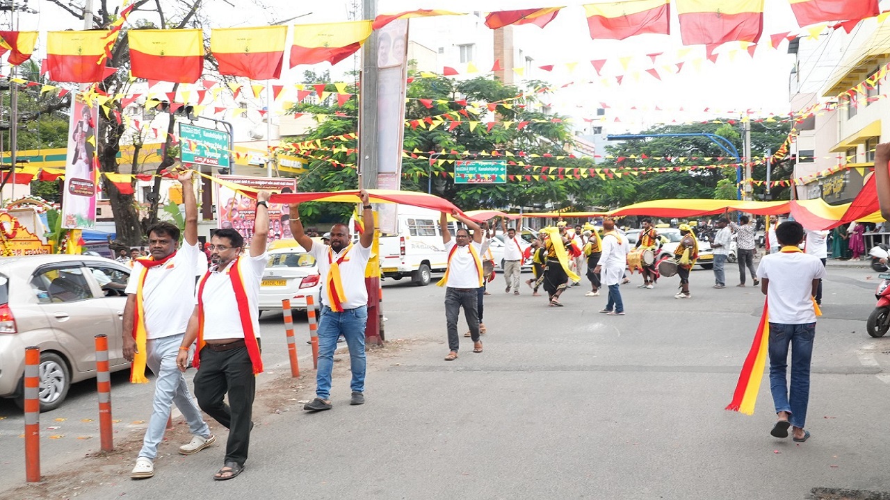 ರಾಜ್ಯೋತ್ಸವದ ಪ್ರಯುಕ್ತ ಒಂದು ಕಿ.ಮೀ ಉದ್ದ ಕನ್ನಡ ಧ್ವಜದ ಮೆರವಣಿಗೆ
