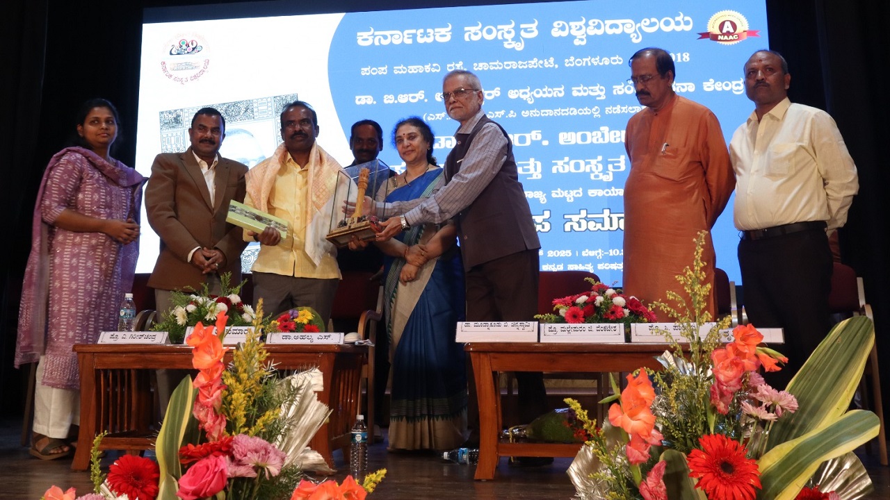 Bangalore News: ರಾಷ್ಟ್ರಭಾಷೆಯಾಗಿ ಹಿಂದಿಗಿಂತ ಸಂಸ್ಕೃತವೇ ಸೂಕ್ತ ಎಂದು ಅಂಬೇಡ್ಕರ್ ಸಲಹೆ ನೀಡಿದ್ದರು : ಡಾ. ಮೂಡ್ನಕೂಡು ಬಿ. ಚನ್ನಸ್ವಾಮಿ