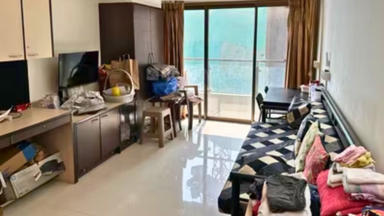 ಫ್ಲ್ಯಾಟ್‌ನಲ್ಲಿ ರಾತ್ರಿ ಇಬ್ಬರು ಹುಡುಗಿಯರು ತಂಗಿದ್ದಕ್ಕೆ ಭಾರಿ ದಂಡ!